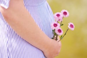 6ème mois, femme avec des fleurs