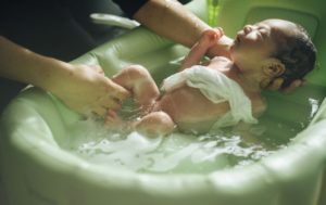 Donner le bain à bébé